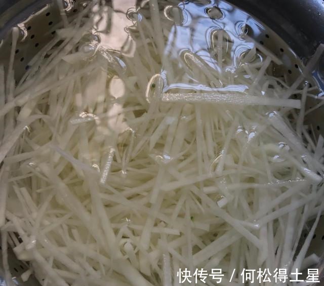 洋葱|洋葱炒土豆丝，快手家常菜，简单又下饭！