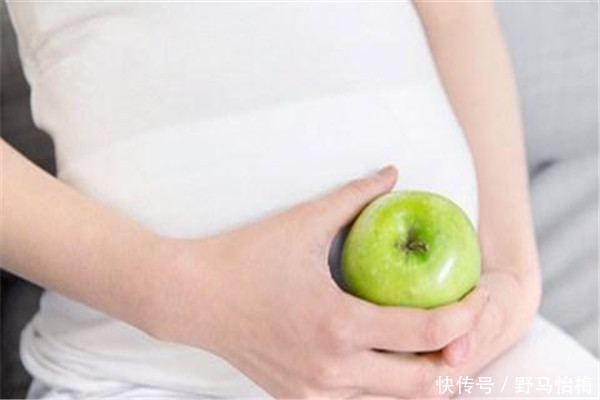 子宫|怀孕后,胎动分为三个阶段,处于二阶段时孕妈能看到小脚印