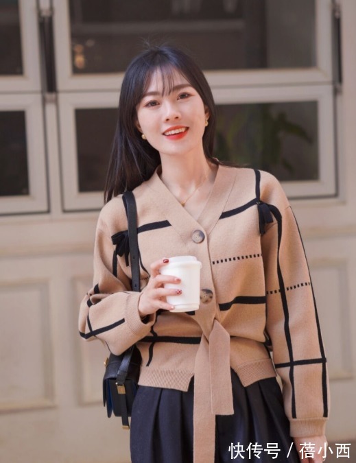 乐福鞋 终于明白“奶奶衫”为什么是2022最火单品,简约耐看还显瘦,超美