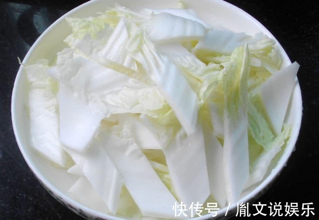 做醋溜白菜,放醋最关键,掌握时机炒出来的白菜才好吃