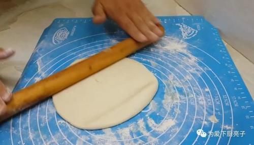 面团|烙饼这样做才好吃,开水一烫,张张柔软又劲道,比手抓饼还好吃