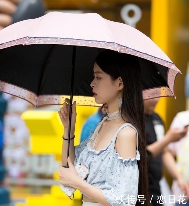 高跟鞋|路人街拍，美女黑色丝袜搭配经典的黑色高跟鞋，非常吸睛