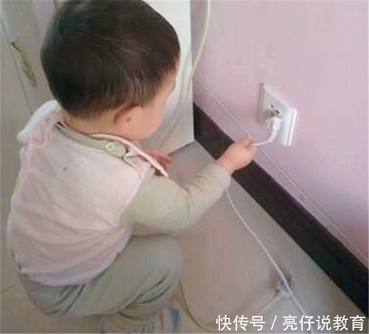 小家伙们|5岁双胞胎在家贪玩不懂事,打开防盗窗从6楼坠落,宝妈当场崩溃