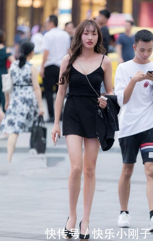 美女穿简洁利落的牛仔裤,更具一股青春活力感