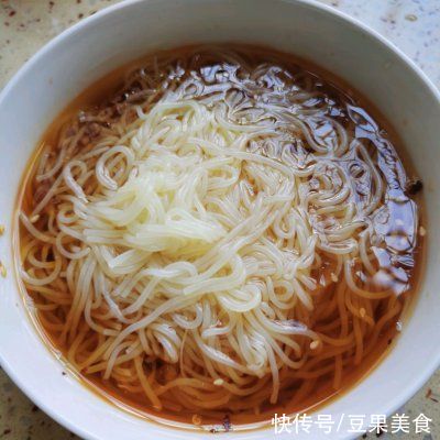 冷面|夏日冷面这么做最好吃，一般人我不告诉他