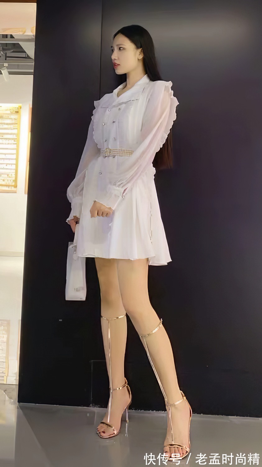 性感 时尚街拍:美女白色高腰连衣裙秀性感身材,尽显迷人魅力女人味