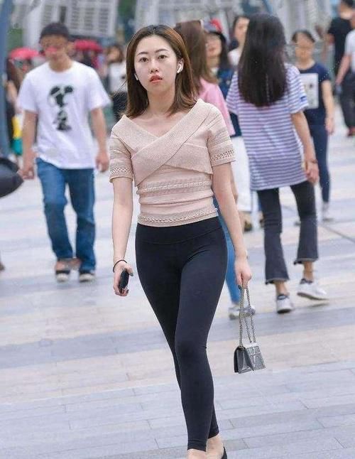 搭配 潇洒自在的瑜伽裤穿搭更加随意自在，气质女生都爱穿，时尚大气