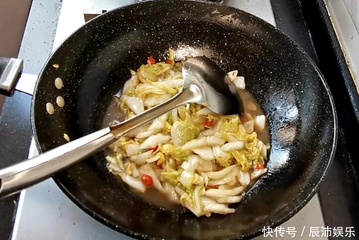 66岁大厨说：做醋溜白菜只放醋是不对的，牢记一步，酸辣又脆爽