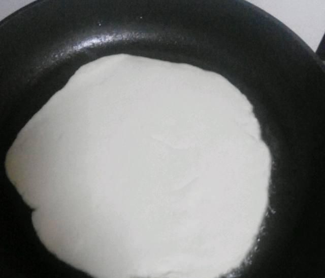 烫面饼新做法,开水一烫,筷子一搅,柔软劲道,吃了还想吃