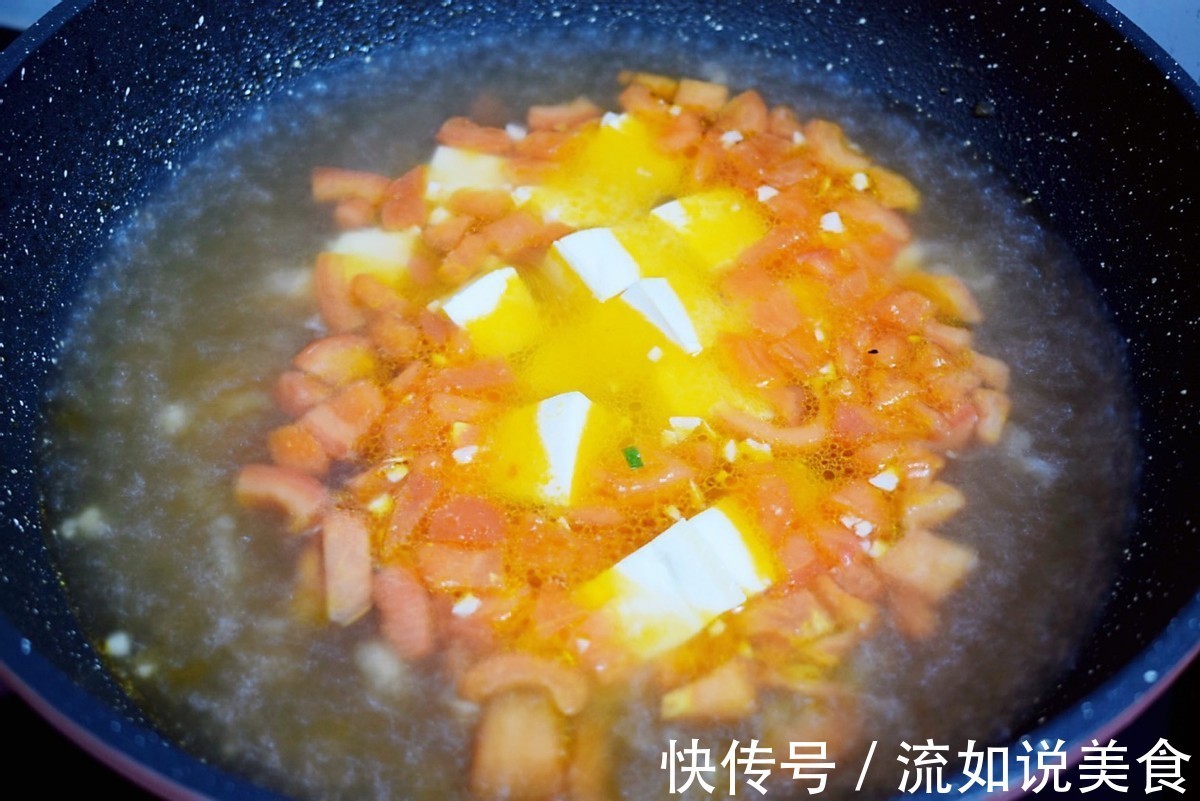 餐桌上不能少了汤,番茄搭配豆腐,酸爽又开胃