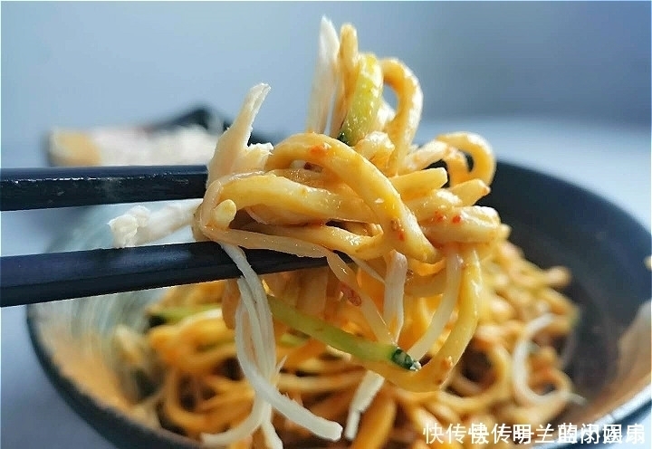 煮熟|做凉面,煮熟后万不可过凉大厨教你新做法,面条更筋道,有嚼劲