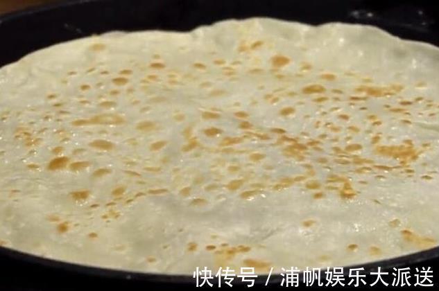 烙饼时,直接烙是大错特错,9成人都弄错了,难怪饼不筋道还很硬