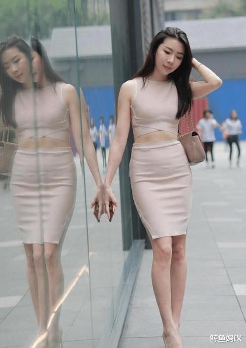 美女|包臀裙露脐套装，时尚又高级，美女自信满满