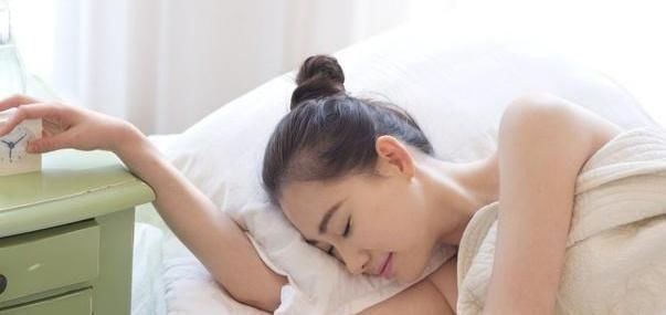 血压|高血压患者别担心，专家：起床“懒”，睡前少做3事，血压悄悄降