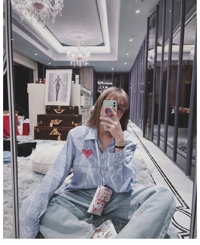 周扬青在自家录节目，从大门就能看出，绝对是“大户人家”