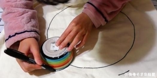 抱枕|家里不穿的废旧衣服不要扔，照着锅盖剪一剪，超市的要卖一两百！