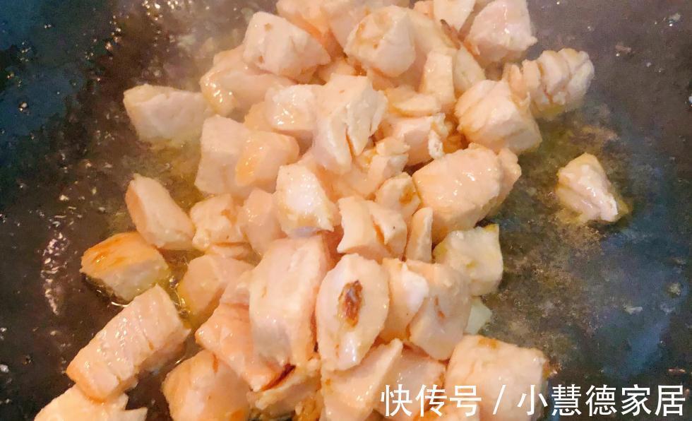 炒饭|好吃又美味的三文鱼炒饭,做这个炒饭,我特意买了几个鲜柠檬