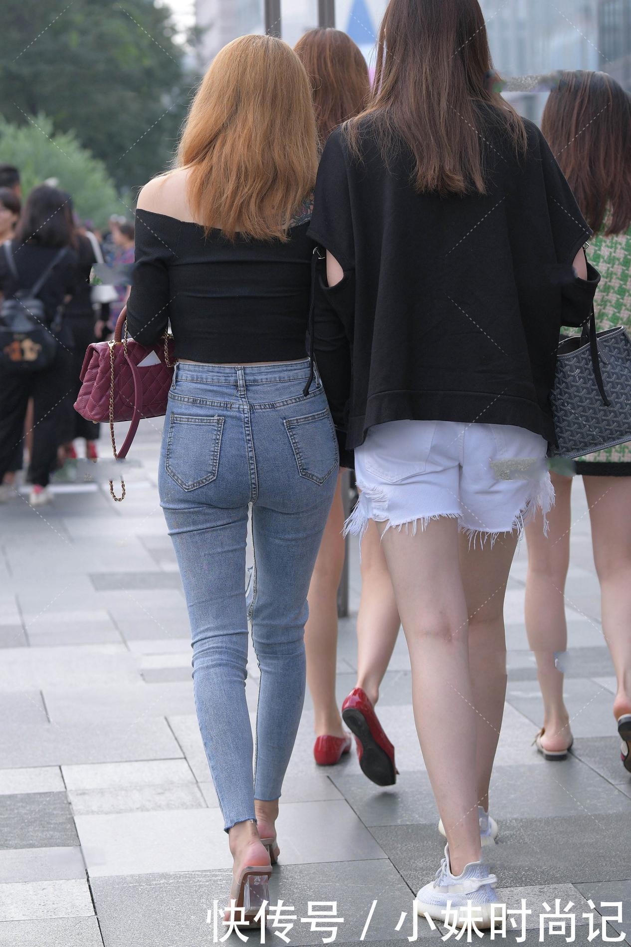 很漂亮|街拍:V领上衣也可以穿出一字肩的效果, 搭配牛仔裤很漂亮