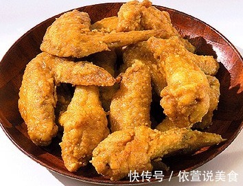 回娘家吃饭,妈妈拿出了拿手的鸡翅做法,老公非要妈妈教着做