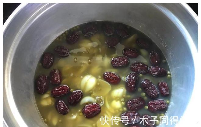 百合|秋天,百合正当季,加两种食材一起煮,清甜润燥,便宜又好喝