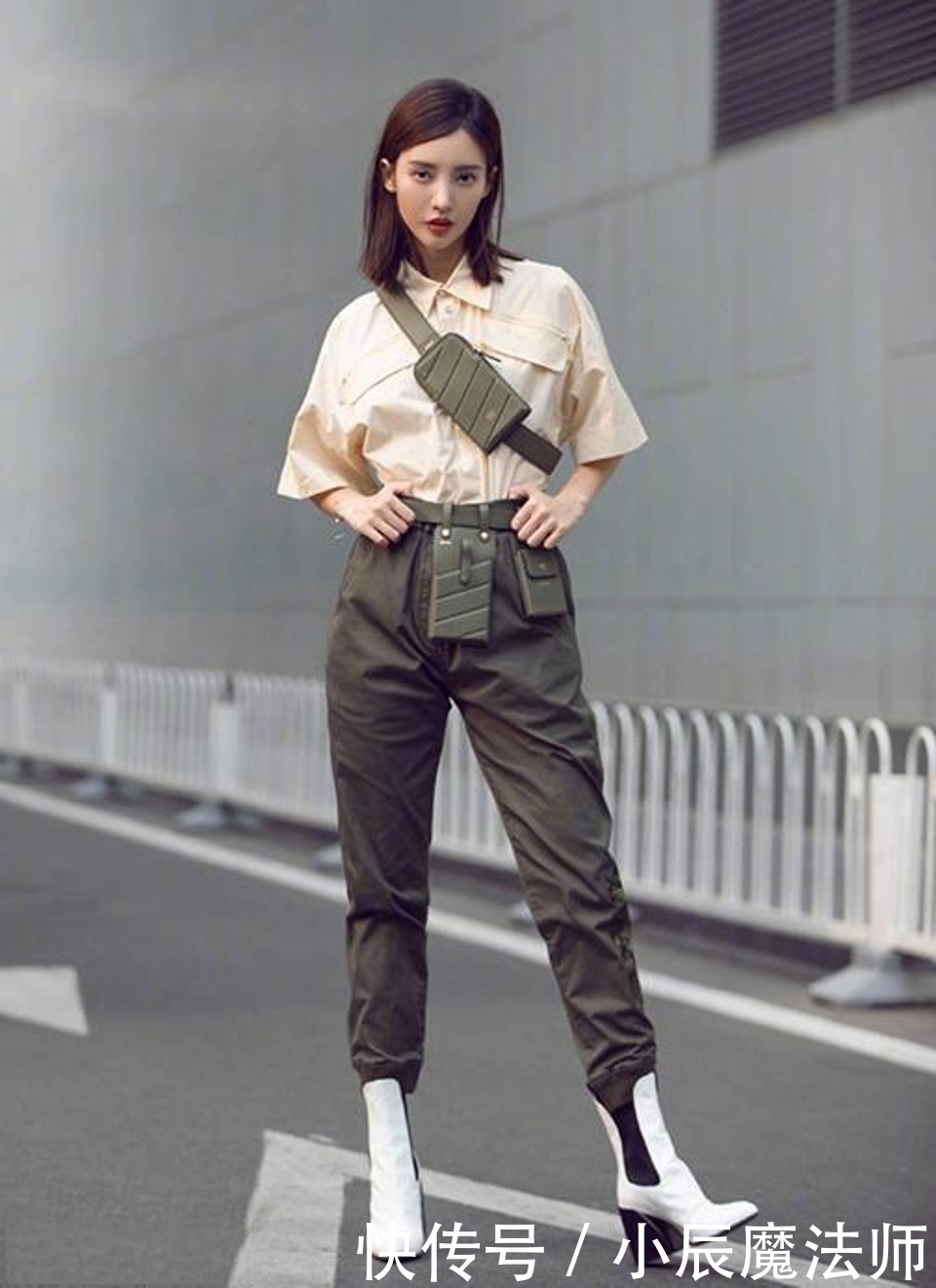 墨绿色|路人街拍,美女穿一字肩短衫,看起来非常的率性