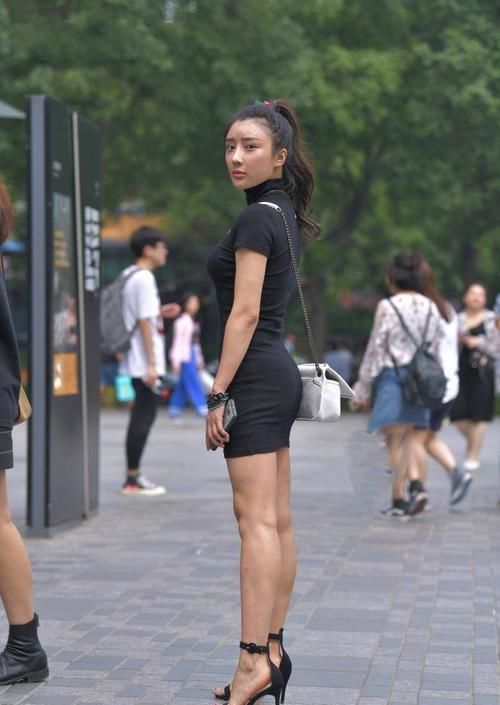 街拍小姐姐穿一款时尚的裙子,随意穿搭都不会觉得俗气