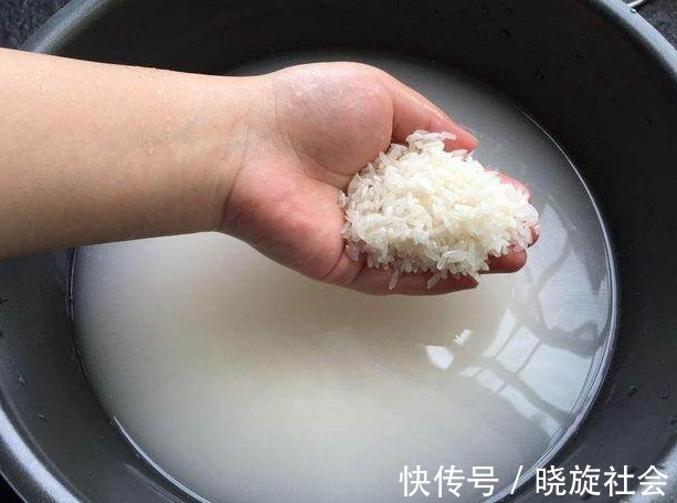 煮米饭，最忌直接加水煮！大厨教你这2招，米饭香软不粘黏，好吃