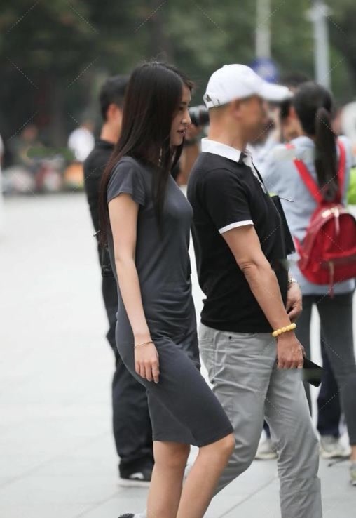 修身长裙 深灰色修身长裙,上身舒适,时尚大气