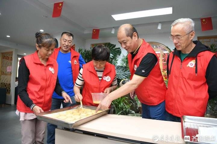 祝福@全国道德模范和志愿者为社区特需家庭送中秋祝福