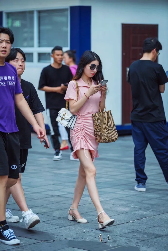 尖头|青春少女搭配高跟鞋,显得成熟又有魅力