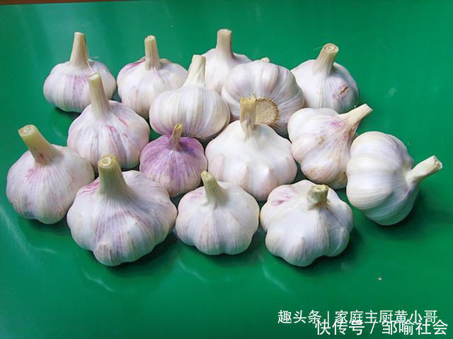 发芽|家里保存大蒜其实很简单,教你个土法子,别再担心大蒜长芽干瘪了