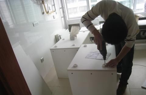 安装|厨房装修不要再买橱柜,回家立马让工人学装一个,省钱好看又实用