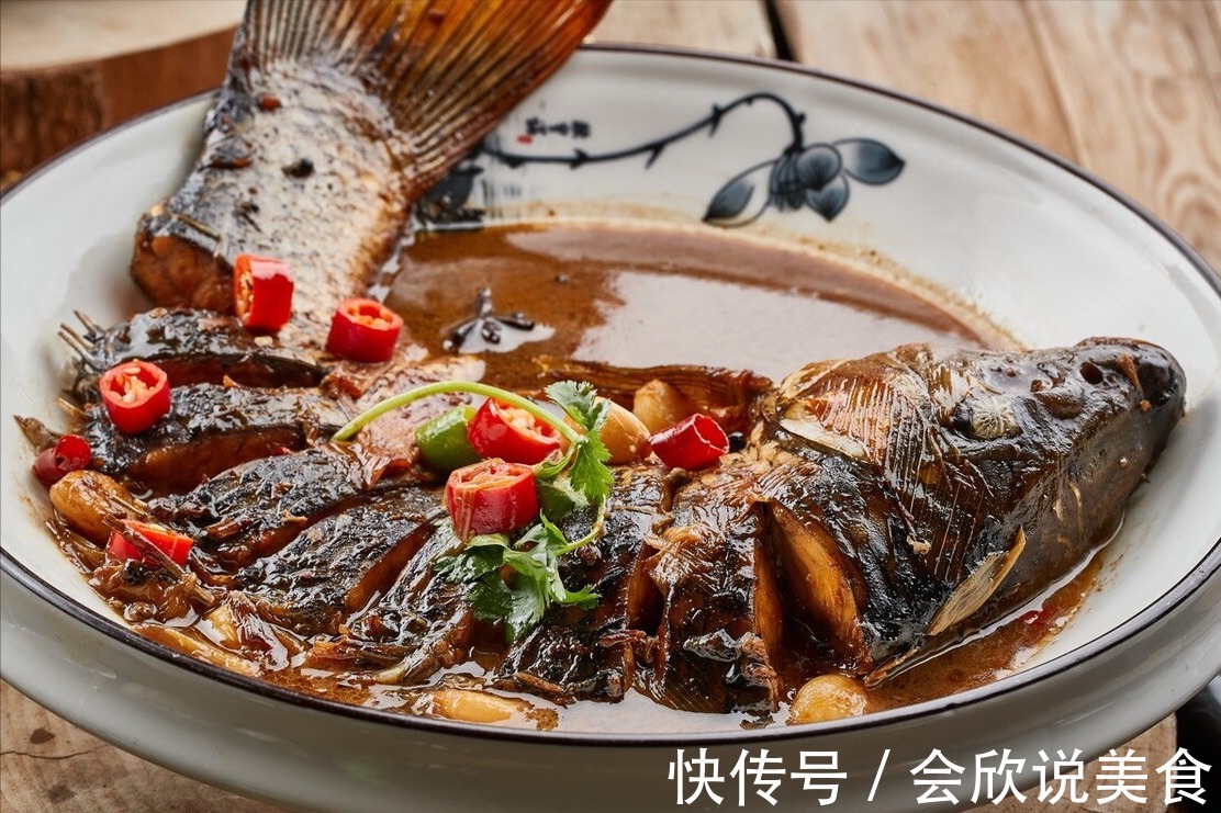 不管炖什么鱼，都别用料酒去腥，多放1味料，鱼肉鲜香，还没腥味