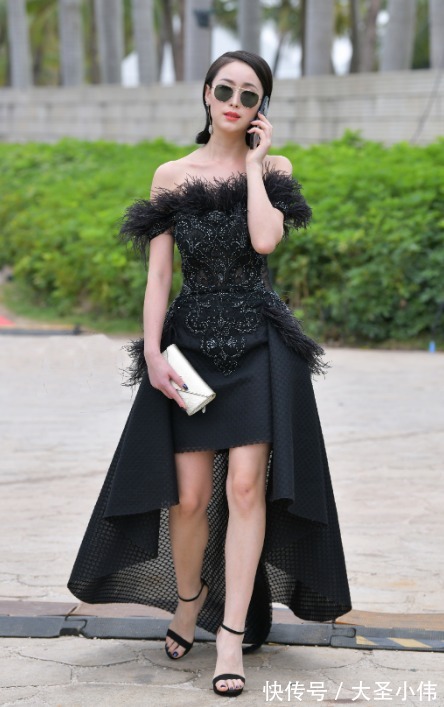街拍|美女街拍:优雅的小姐姐,一袭抹胸礼服,凸显高贵女王范