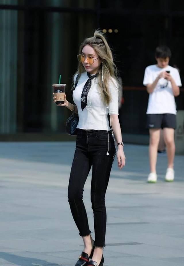 路人街拍，小姐姐腹部没有一丝赘肉，大腿修长，特别的迷人