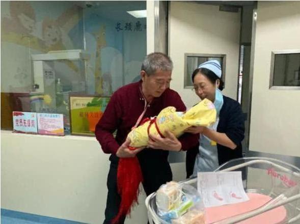 老两口|山东6旬老人高龄产下“天赐”,如今女儿两岁了,是否后悔了呢?
