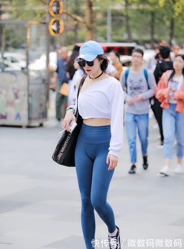 裤脚卷 打底裤的装扮低调洋气时刻放松心情,十分衬气质!