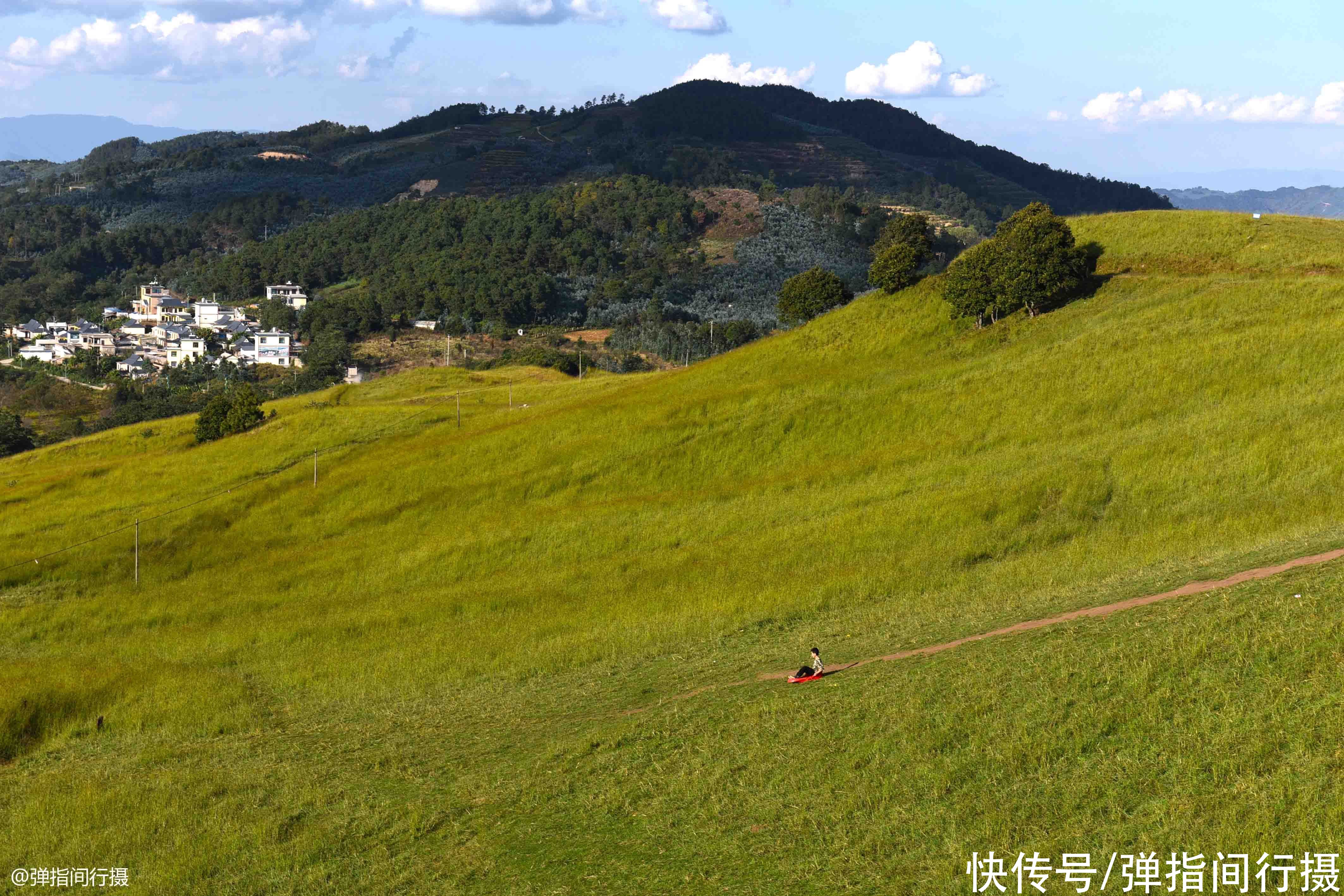 草原|云南有处“云端草原”，藏在海拔2000多米高，美景如画却鲜为人知