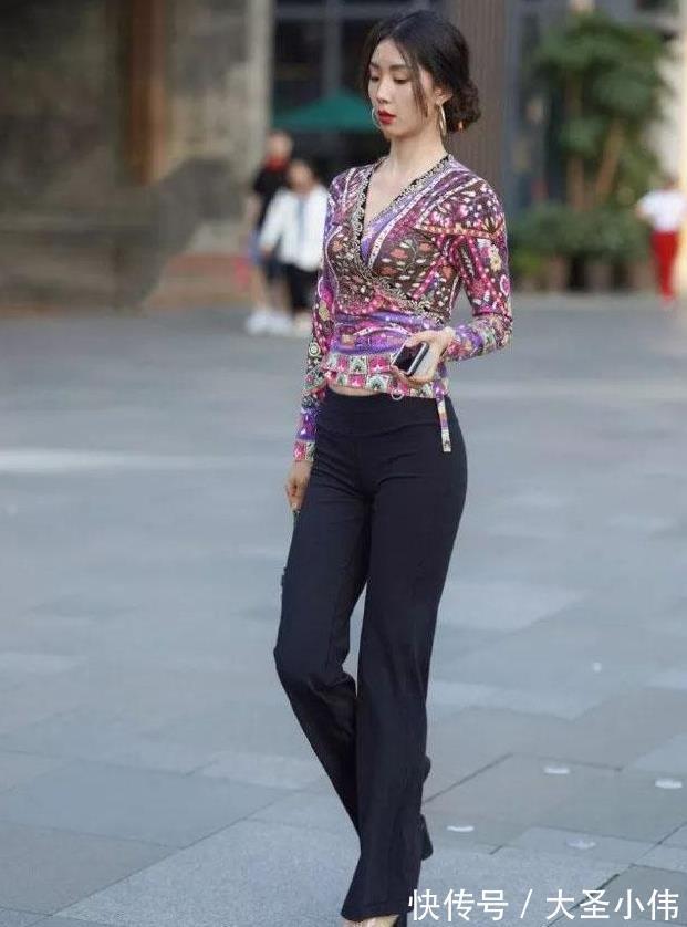 美女街拍:小姐姐有点胖,她的腿因逛街而痛痛,我真的很想去给她揉一揉