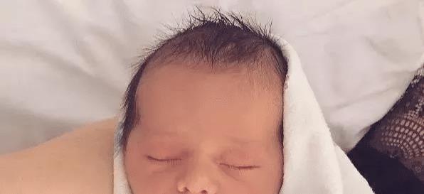 准妈妈|新生儿第一个月不哭不闹,除了爱睡,还有你不知道的“小秘密”