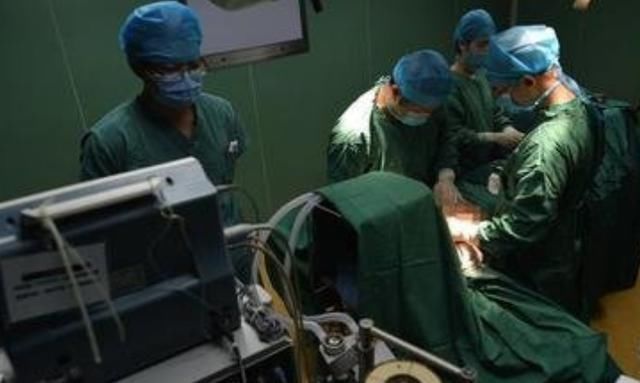 昏倒|美女大学生跑操时“昏倒”,同学们赶快送诊,母亲很难没脸见人了