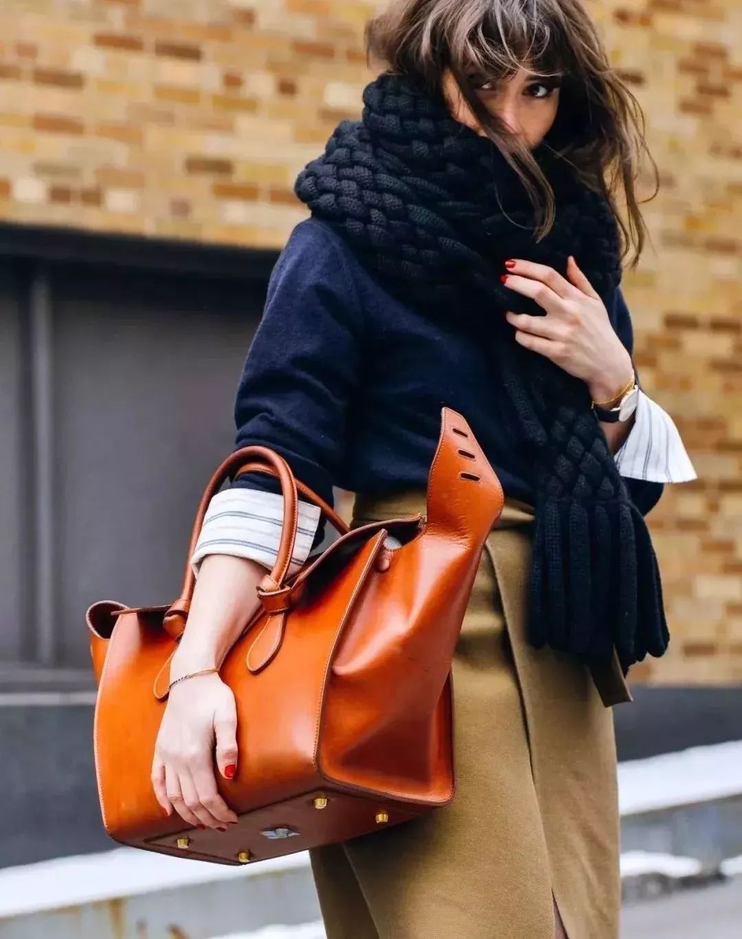 黑色 围巾别再绕脖子系啦,今年最流行的系法是这种!保暖又时髦!