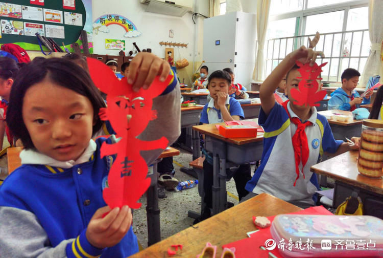 趣课堂！济南一小学的孩子们学剪纸、捏面塑，喜迎中秋节|情报站| 面塑