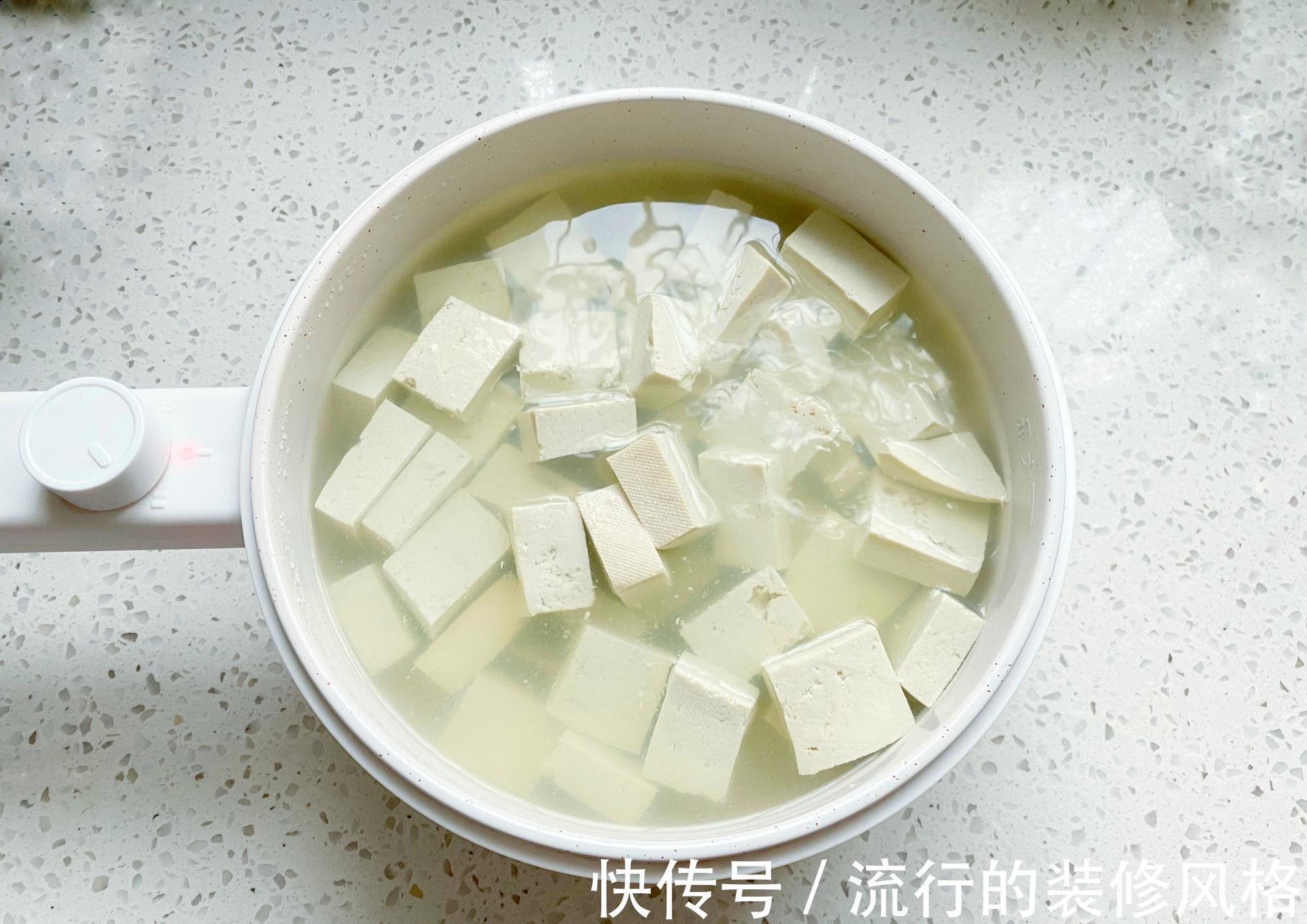 白菜豆腐煲怎么做好吃？先放豆腐还是放白菜？简单2步入味又好吃