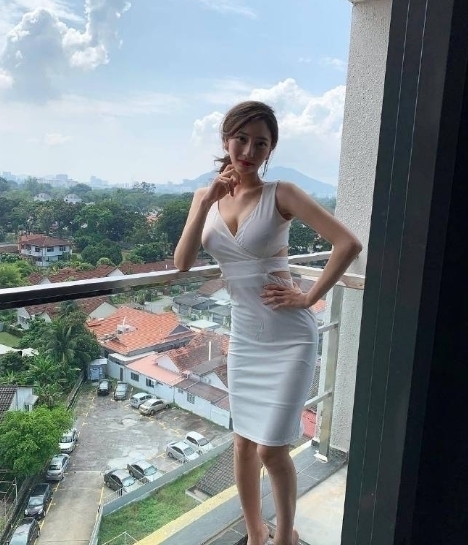 很懂得自己风格的美女,这白色紧身裙搭透明高跟鞋真好看