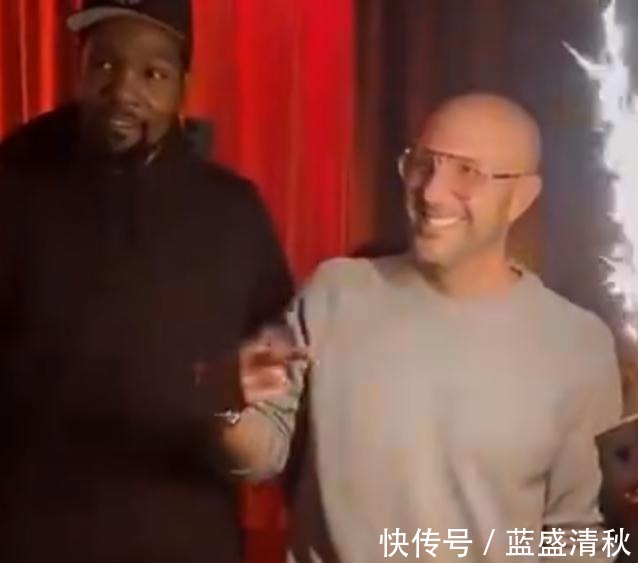 篮网|迷人的气质！杜兰特参加好友生日派对，现场小秀尬舞！