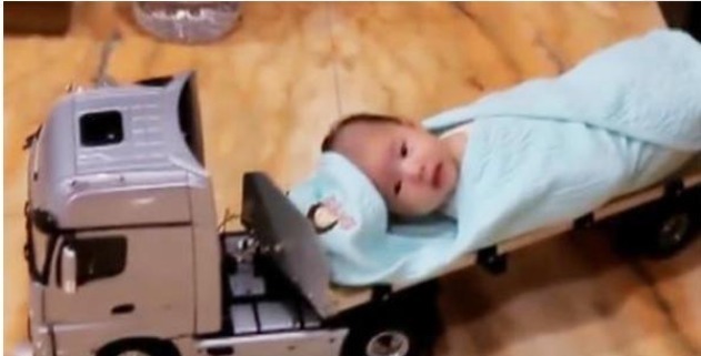 宝宝|奶爸在家看娃,妈妈不放心,临时回家,打开门看到这一幕笑翻在地