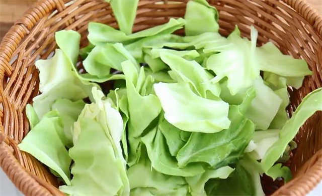 这才是炒包菜的正确做法，清脆爽口好吃有诀窍，看一遍就学会