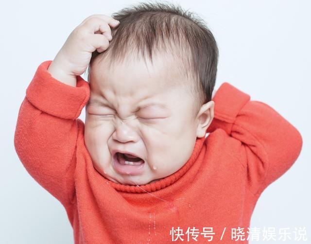 医生|2岁儿子频繁摸头,母亲觉得不对劲带去检查,医生幸亏来得及时