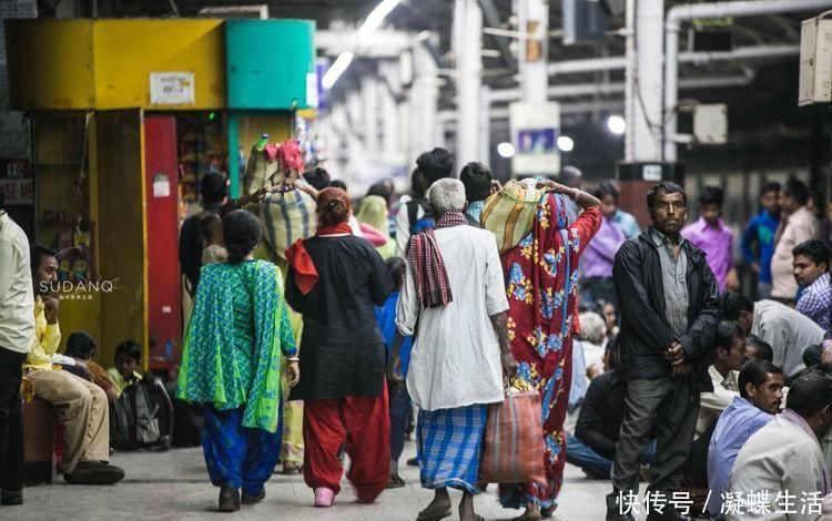 纱丽|实拍印度火车站：印度男人搭讪中国女游客，车窗口露出臭脚